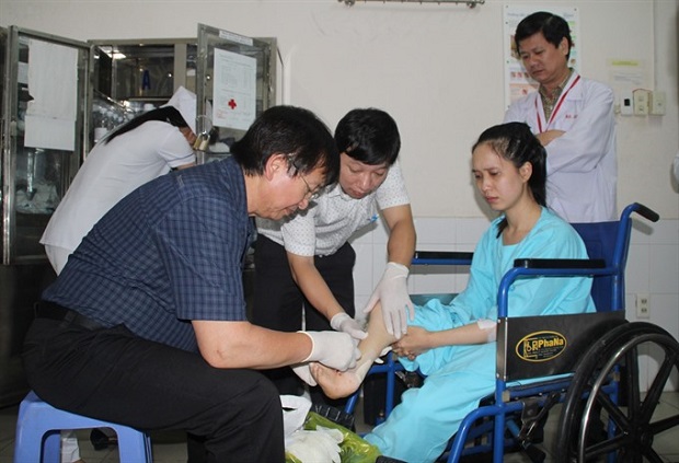 Vietnamese French doctor, René D. Esser examines a patient in Thong Nhat General Hospital (Photo: VNA/VNS) 