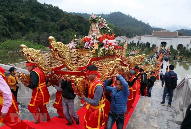 A palanquin procession at the Yen Tu Spring Festival. The festival kicks off on February 25 or the 10th day of the Lunar New Year, in Uong Bi city, the northern province of Quang Ninh (Photo: VNA)