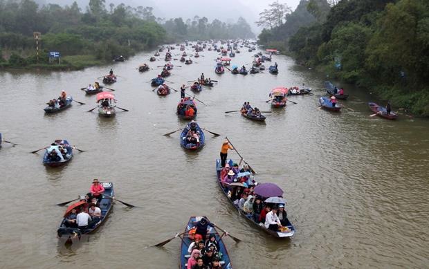 People go to the Huong Pagoda by boats. Huong Pagoda Festival kicks off in Huong Son commune of My Duc district, Hanoi, on February 21 (the 6th day of the first lunar month)(Photo: VNA)