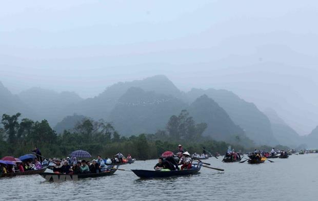 Many boats on Yen spring are full of visitors on the first day of the Huong Pagoda Festival (Photo: VNA)