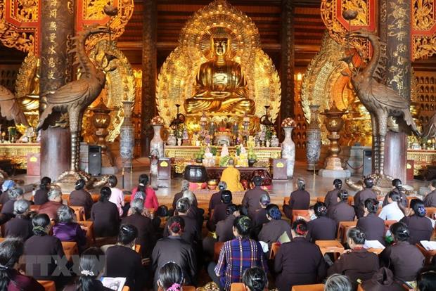 Buddhist monks and followers pray at the Bai Dinh Pagoda (Photo: VNA)