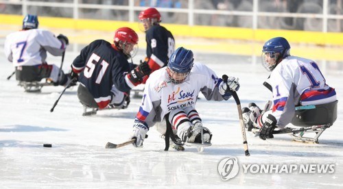 Para ice hockey players compete in an exhibition match at a special ice rink in front of Seoul City Hall in Seoul to promote the PyeongChang Paralympic Winter Games on Feb. 26, 2018. (Photo: Yonhap)