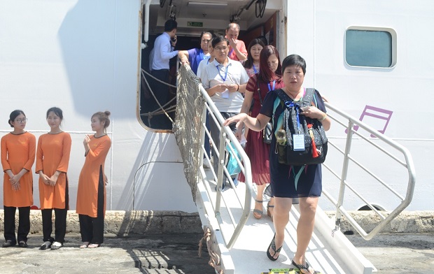 Cruise ship passengers arriving at the Tien Sa Port