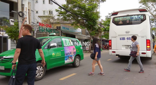 Ngã ba Hà Chương - Hà Bổng (quận Sơn Trà) đón một lượng lớn xe taxi và xe chở khách cỡ lớn ra vào hằng ngày/