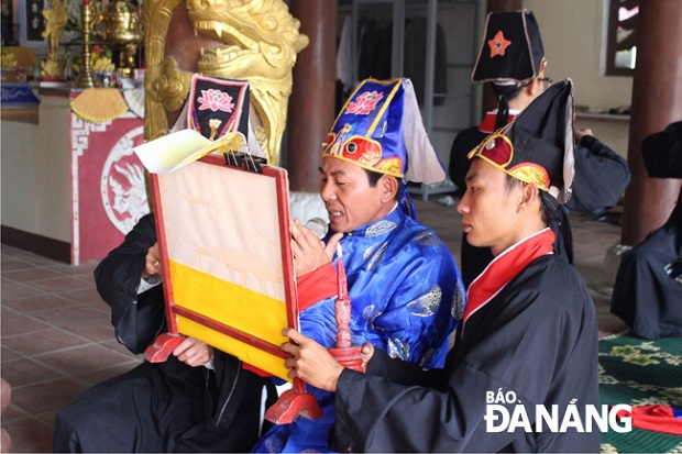  A solemn ritual to pray for peace and safety throughout the year (Photo: Huynh Trang)