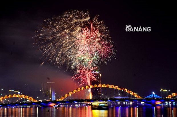  Amazing New Year fireworks display welcoming 2018 in the city (Photo: Minh Tri)
