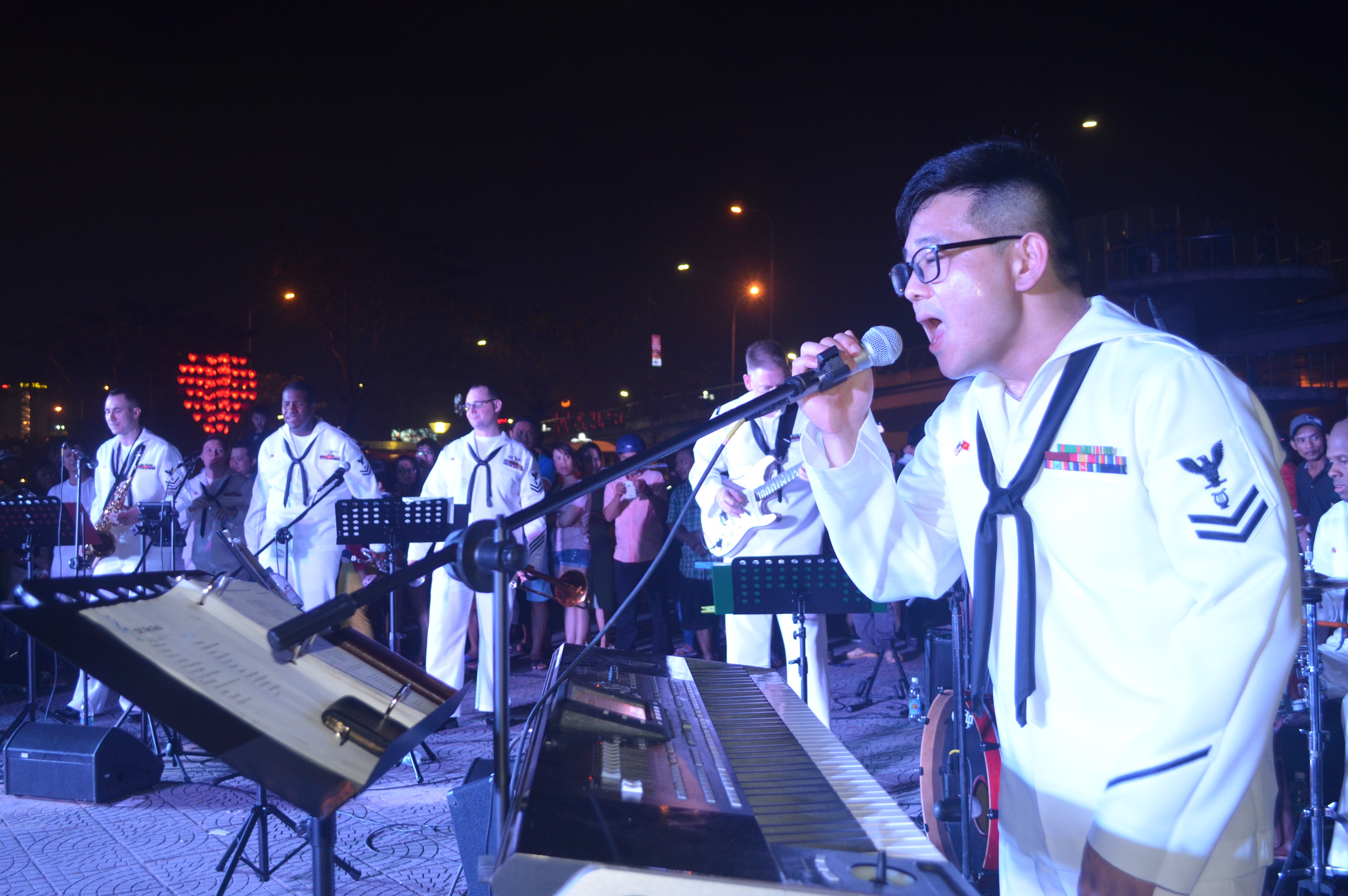 Hải quân Hoa Kỳ biểu diễn âm nhạc phục vụ người dân Đà Nẵng