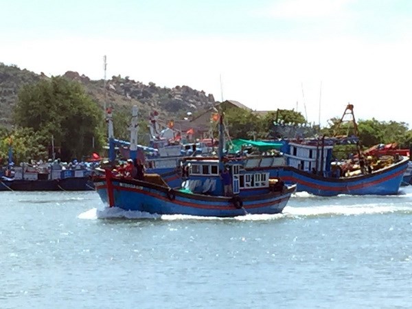 Phản đối Trung Quốc ban hành quy chế cấm đánh bắt cá trên Biển Đông