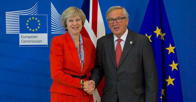 Thủ tướng Anh Theresa May muốn thúc đẩy tiến trình Brexit nhưng gặp khó với dự thảo thỏa thuận mới của EU. Trong ảnh: Bà Theresa May trong một cuộc gặp gỡ Chủ tịch Ủy ban châu Âu (EC) Jean-Claude Juncker. 						              Ảnh: BI