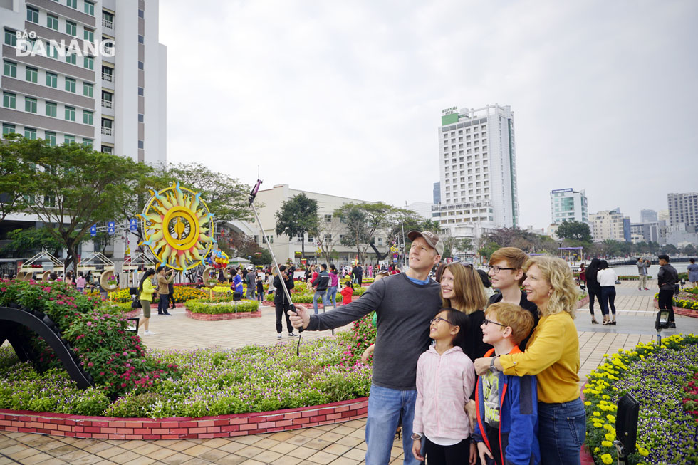 Floral decorations along a section of Bach Dang riverside walk are very attractive to foreign visitors (Photo: NDO)