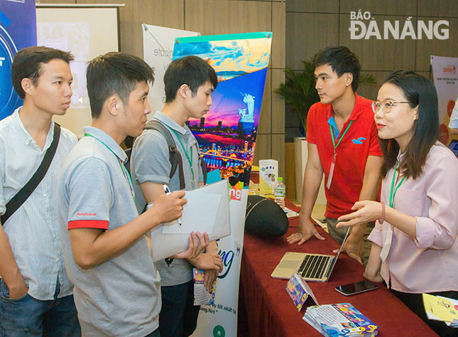 Representatives from a startup introducing its products at the International Startup Conference and Exhibition 2017 (SURF) (Photo: Khang Ninh)