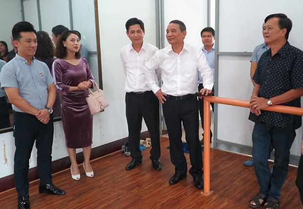 Secretary Nghia (4th, left) visiting the theatre’s dance studio