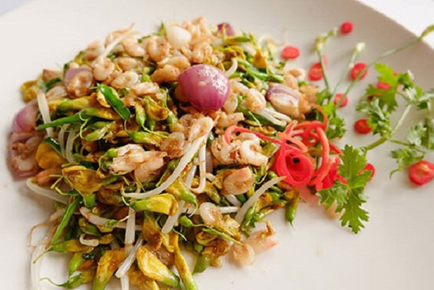  Delicious tiny shrimps fried with common sesban flowers