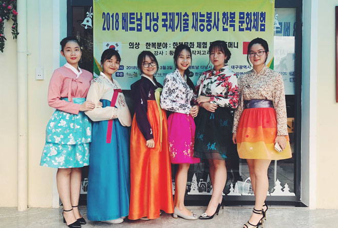 Các bạn học sinh trường THPT Phan Châu Trinh thích thú trải nghiệm hanbok và tìm hiểu nét văn hóa đặc sắc của trang phục truyền thống Hàn Quốc