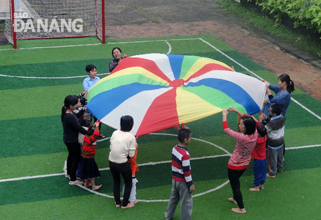Hoạt động nhóm ở Trung tâm Hỗ trợ phát triển giáo dục hòa nhập giúp học sinh khuyết tật rèn luyện kỹ năng hoạt động nhóm ở ngoài trời.