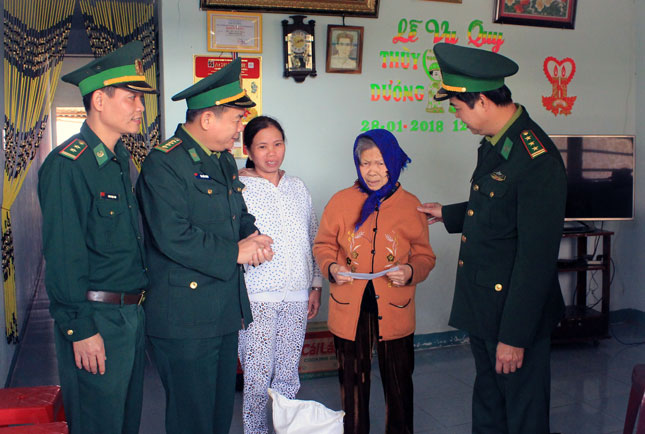 Bộ đội Biên phòng thành phố Đà Nẵng thăm hỏi, tặng quà các gia đình có hoàn cảnh khó khăn trên địa bàn biên giới biển. 