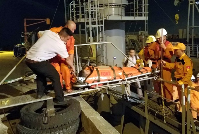 Filipino crewmember Guerrero Rosmeni Nedia, 48, on the Greek ship Leonidas en route from Singapore to China, was being carried to Việt Nam’s search and rescue vessel SAR412 to be brought back to mainland for medical care. — VNA/VNS Photo Nguyễn Sơn Read more at http://vietnamnews.vn/society/423596/filipino-crewmember-suffers-heart-attack-at-sea-saved.html#iM4bGDHb3ZqMgL6i.99