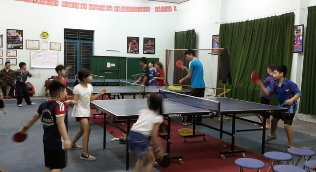 Các em thiếu nhi luyện tập bóng bàn tại Nhà văn hóa Đầm Rong 1, phường Thuận Phước sau khi nơi này được trang bị cơ sở vật chất nhờ xã hội hóa. Ảnh: Đ.H.L