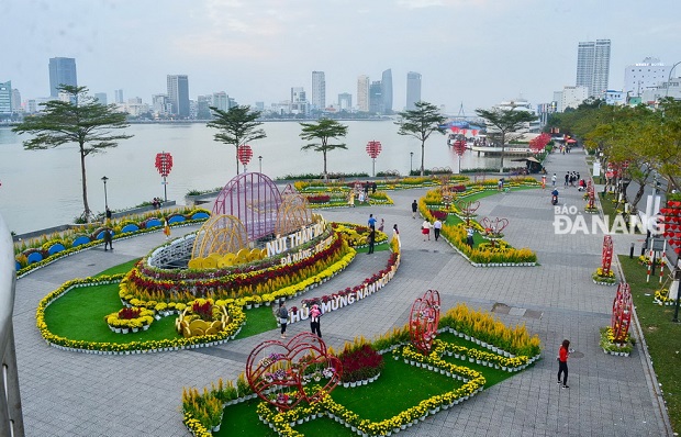 Visitors and locals at the 2018 Bach Dang Flowers Street (Photo: VNA/VNS)