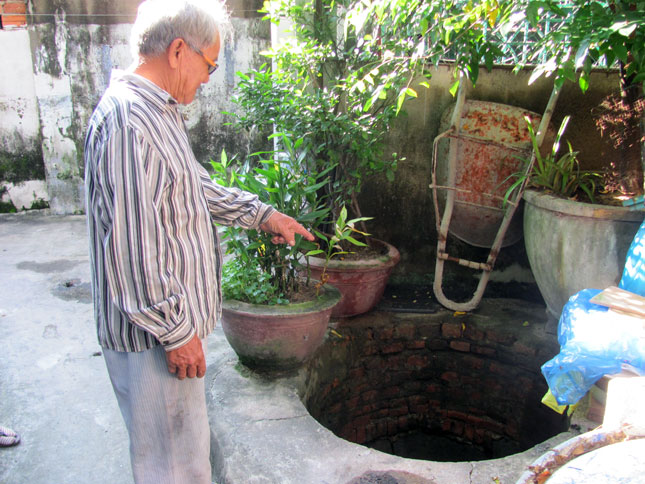 Ông Đinh Văn Thể cho rằng giếng cổ Tân Thái là do ông cố ngoại mình đào. Ảnh: Thái Mỹ