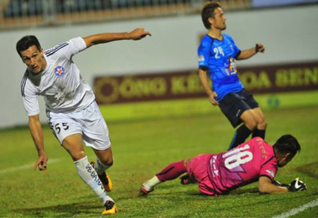  SHB DN's top striker Do Merlo (in white) and his rival players