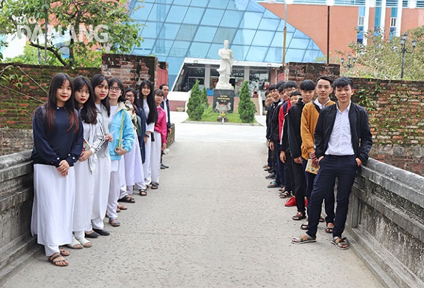 Local senior high school pupils visiting the Dien Hai Citadel site