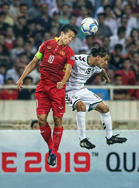 Với thành công của U23 Việt Nam, tất cả đều hy vọng thủ quân Văn Quyết (áo đỏ) và các tuyển thủ Việt Nam sẽ được tiếp thêm động lực để có một AFF Cup thành công như mong đợi.      Ảnh: AFF