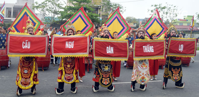 Lễ hội cầu ngư hằng năm có thêm màn múa tường trình của Nhà hát tuồng Nguyễn Hiển Dĩnh, với mong ước cho ngư dân một mùa đánh bắt thắng lợi.