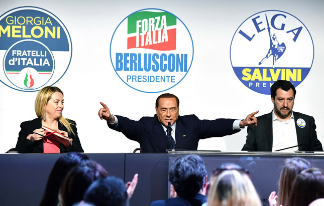 Đảng trung hữu Forza Italia của ông Silvio Berlusconi (giữa) được cho là sẽ chiếm ưu thế nhưng ông Berlusconi không thể trở thành thủ tướng. 			    Ảnh: AFP