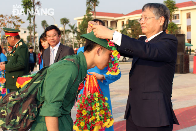 Đồng chí Nguyễn Ngọc Tuấn trao hoa chúc mừng các tân binh tại điểm giao quân quận Liên Chiểu. Ảnh Huỳnh Trang