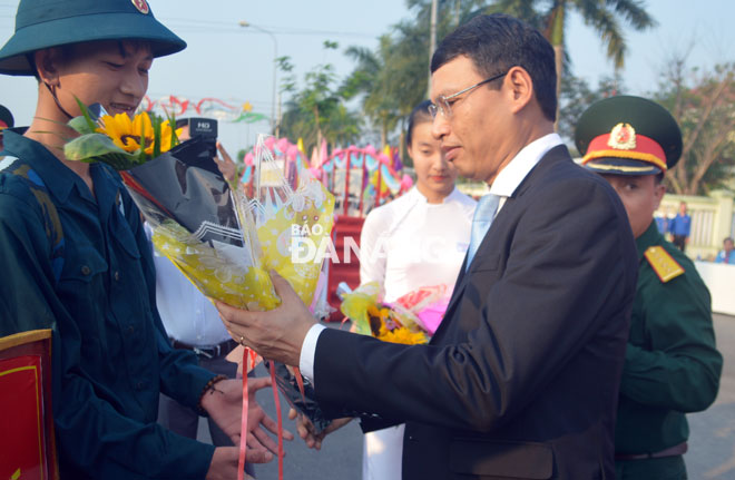 Phó Chủ tịch Hồ Kỳ Minh tặng hoa chúc mừng các tân binh. Ảnh: THU THẢO