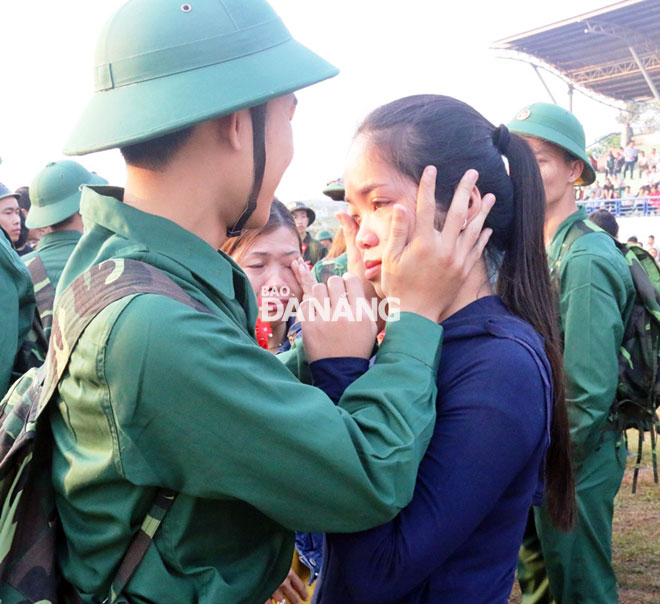 Lau vội giọt nước mắt cho người yêu trước giờ chia tay. Ảnh: THANH TÌNH