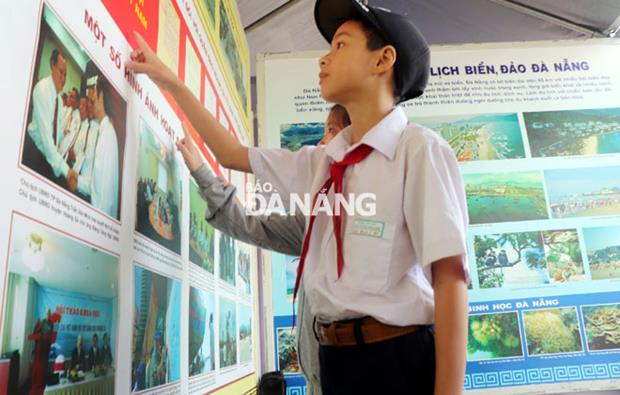     Local school pupils at an exhibition introducing documents and photos which prove Viet Nam’s sovereignty over its sea and islands