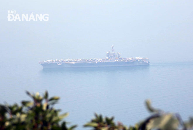 Tàu sân bay USS Carl Vinson tiến vào vịnh Đà Nẵng (ảnh chụp lúc 12h ngày 5-3 từ đỉnh Sơn Trà)