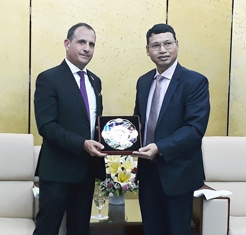  French Consul General Vincent Floreani (left) and Vice Chairman Minh