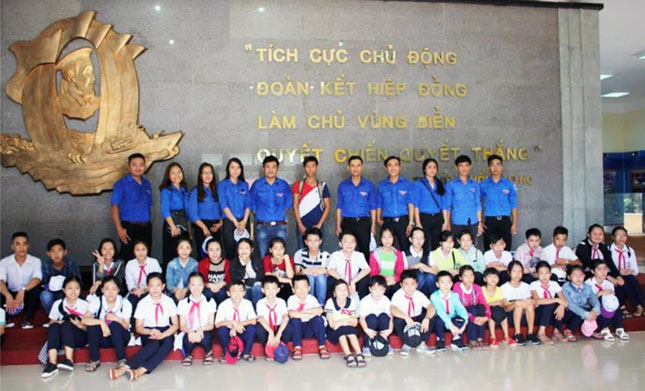 Một buổi tham quan nhà trưng bày, nhà truyền thống Vùng 3 Hải quân của học sinh, thanh niên phường Hòa Hải.