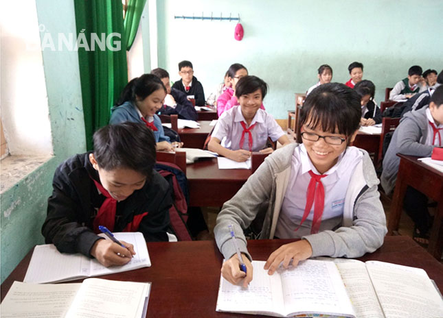 Học sinh lớp 9 Trường THCS Phan Đình Phùng (quận Thanh Khê) tích cực ôn tập chuẩn bị kỳ thi vào lớp 10.