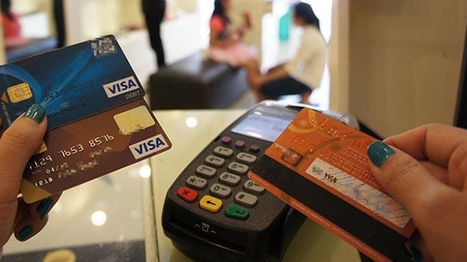 Beginning March 3, 2018, persons who are between 15 and 18 years old can open debit cards, credit cards and prepaid cards without the need to provide proof of income’s sources, according to the State Bank of Vietnam.(Source: antd.vn)