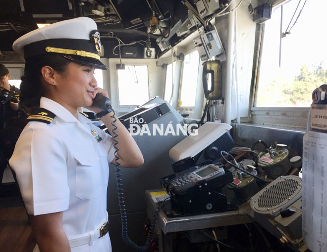 Nữ thủy thủ xinh đẹp trên CG57, tàu có biên chế trên 300 người