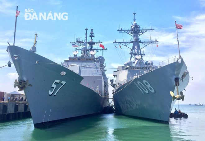 Cùng với CG57 là tàu khu trục DDG108, cả hai cùng làm nhiệm vụ hộ tống tàu sân bay USS Carl Vinson trong chuyến thăm hữu nghị từ ngày 5 đến ngày 9-3 tại Đà Nẵng