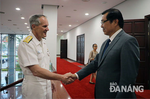 Chairman Tho (right) warmly receiving Vice Admiral Philip G. Sawyer (Photo: Trong Hung)