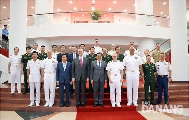  Chairman Tho (1st row, centre) and his US visiting guests from the US Navy’s 7th Fleet in the Pacific (Photo: Trong Hung)