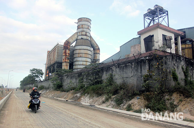 Nhà máy thép nằm bên đường Nguyễn Tất Thành nối dài nên người dân xã Hòa Liên và dư luận không thể chấp nhận hình ảnh phá vỡ quy hoạch này.  			     Ảnh: NAM TRÂN