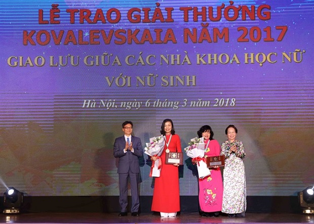 Deputy PM Vu Duc Đam (left) congratulates Assoc. Prof. Dr. Tran Van Khanh and Assoc. Prof. Dr. Đinh Thi Bich Lan at the Kovalevskaya award ceremony (Photo: VNA/VNS)