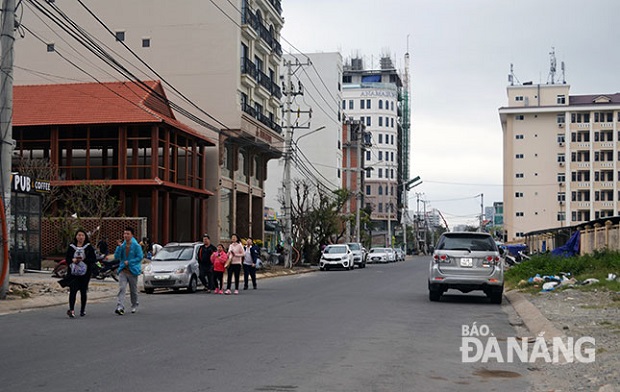  Visitors walking along Tran Bach Dang street located in An Thuong Quarter