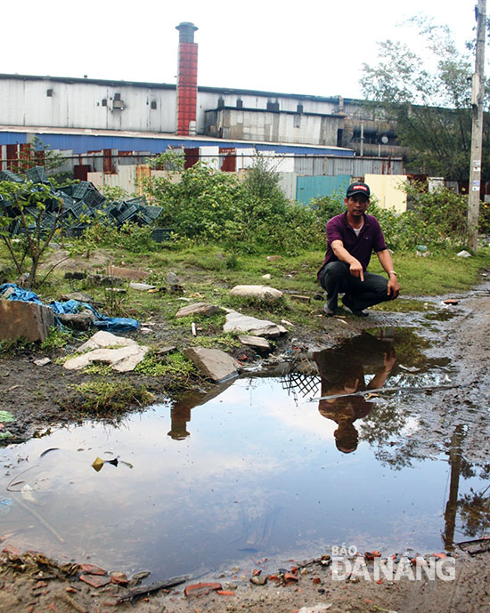 Nước thải lẫn nước mưa chảy ra từ bãi đổ xỉ của nhà máy thép ứ đọng trên đường dân sinh.