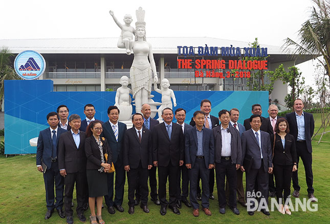 Bí thư Thành ủy Trương Quang Nghĩa (giữa) cùng các đại biểu tại buổi tọa đàm.  	              Ảnh: S.TRUNG