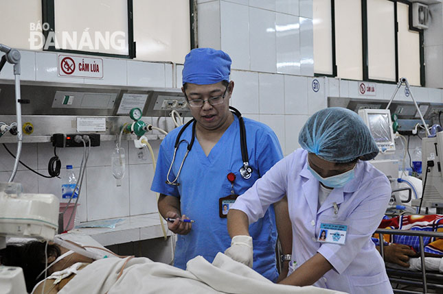 Cùng với sự phát triển về cơ sở vật chất, đội ngũ y bác sĩ  Đà Nẵng ngày càng vững tay nghề, được người bệnh tin tưởng.  Ảnh: T.Y