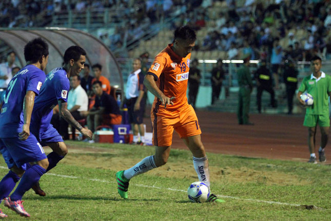 Đỗ Merlo (áo cam) và các cầu thủ SHB Đà Nẵng sẽ phải đối mặt với không ít khó khăn ở trận đấu ra quân V-League 2018 khi gặp đội chủ sân Than Quảng Ninh (áo xanh). Ảnh: ANH VŨ