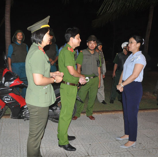 Chủ tịch UBND quận Ngũ Hành Sơn Nguyễn Thị Anh Thi (bên phải) kiểm tra thực hiện công tác tuần tra đêm theo Quyết định 8394 của UBND thành phố .